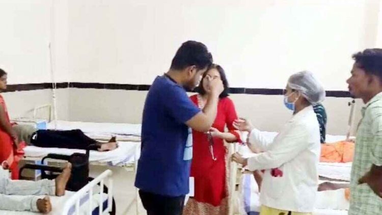 नेशनल हाइवे पर देवभोग से रायपुर जा रही यात्री बस पलटने से 10 यात्री घायल, 2 यात्रियों का टूटा पैर, घना कोहरा बना हादसे की वजह