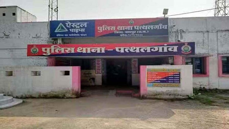 जशपुर में दोस्त ने दुकान के सामने किया पेशाब, नाबालिगआरोपी ने मूकबधिर युवक पर पेट्रोल छिड़ककर लगाई आग, इलाज के दौरान मौत