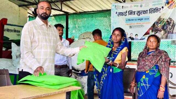 गरियाबंद नगरपालिका अध्यक्ष गफ्फू मेमन का निराला अंदाज, सफाई मित्रों के साथ मनाई दीपावली, मिठाई खिलाकर दिया तोहफा