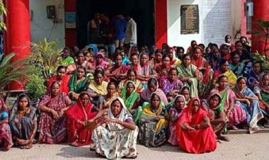 मुफ्त कूकर, टार्च और इंडेक्शन मिलेगा कहकर दिया झांसा, अंगूठा लेकर निकाला करोड़ों का लोन, इंसाफ मांगने पुलिस के पास पहुंची सैकड़ों महिलाएं