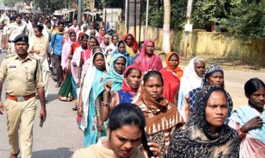 गरियाबंद जिले के कोदोपाली में धान उपार्जन केंद्र खोलने की मांग को लेकर लामबंद किसान संघर्ष समिति का घेराव, किसानों ने कलेक्‍टोरेट घेरा