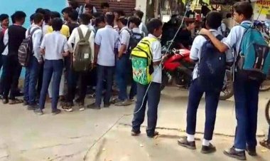 स्कूली छात्रों के बीच गैंगवार, दौड़ा-दौड़ा कर एक दूसरे को पीटा, फोड़ा सिर, चार बच्चे हुए लहूलुहान, अभिभावकों ने जताई नाराजगी