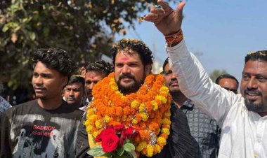 कथावाचक आचार्य पंडित युवराज पांडेय का गरियाबंद और मैनपुर में अनुयायियों ने पुष्प वर्षा व आतिशबाजी के साथ किया भव्य स्वागत