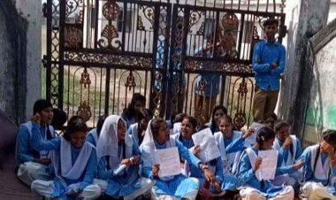 प्राचार्य और शिक्षक को यथावत रखने छात्राओं ने गेट पर ताला जड़ दिया धरना, छात्राओं के सामने झुका प्रशासन, किया गया आदेश निरस्त