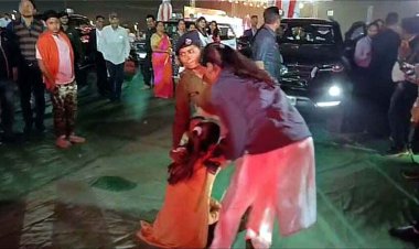 दुष्कर्म के आरोपी को गिरफ्तार नहीं करने पर CM साय के काफिले के सामने बैठ गई दुखी महिला, रोते हुए मांगी इंसाफ, मचा हडकंप, मिला आश्वासन