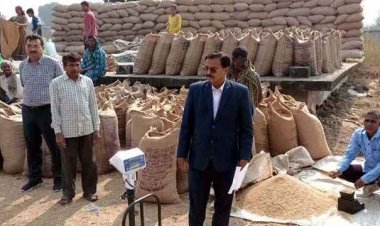 कमिश्नर ने धान का कराया तौल, गड़बड़ी मिलने पर खरीदी प्रभारी भुवनेश्वर साहू सस्पेंड, आंगनबाड़ी केन्द्र में बच्चे नदारद, सुपरवाईजर अनिता साहू निलंबित