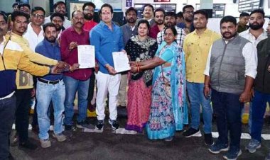 विकास उपाध्याय और कांग्रेसियों ने रेलवे स्टेशन व ट्रेनों से संबंधित कई मांगों को लेकर रेल राज्यमंत्री वी सोमन्ना को सौंपा ज्ञापन, कहा -हो रहा सौतेला व्यवहार