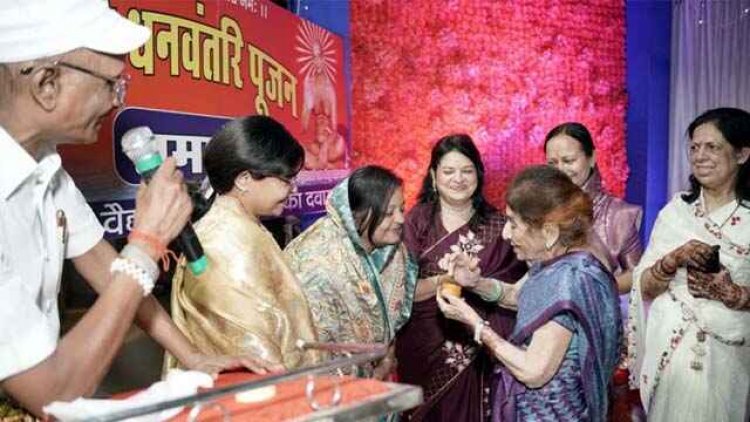 नाड़ी वैद्य भंवरलाल जैन दवाखाना में धूमधाम से मनाई गई चिकित्सा विज्ञान के पितामह भगवान धनवन्तरी  की जयंती, आयोजन का 44वां वर्ष संपन्न