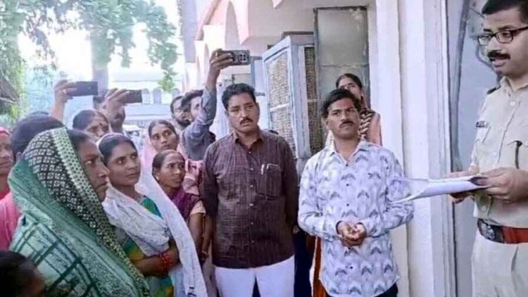 खेत में मिले शव को पुलिस ने बताया खुदकुशी, साहू समाज ने हत्या मानकर कार्यवाही करने की मांग को लेकर एसपी कार्यालय का किया घेराव