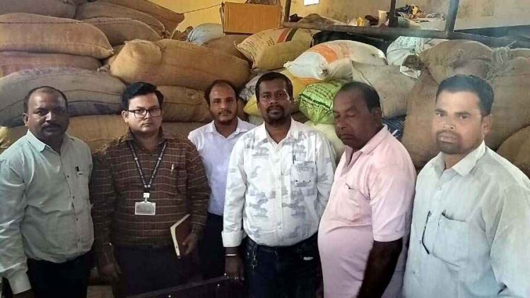 जिला प्रशासन द्वारा अवैद्य धान भंडारण पर बड़ी कार्यवाही, कलेक्टर ने उठाया सख्त कदम, छापेमारी कर रसेला में 750 कट्टा धान जब्त