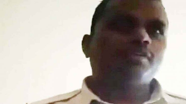 शराब तस्करी केस में 50 हजार का घूस मांगते हुए हेड कांस्टेबल का वीडियो हुआ वायरल, एएसपी ने प्रधान आरक्षक अनिल साहू को किया लाइन अटैच