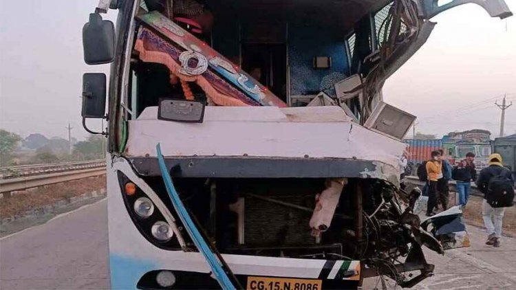 सिमगा के पास तेज रफ्तार बस ने खड़ी माजदा को मारी टक्कर, यात्रियों में मचा हड़कंप, ड्राइवर और कंडक्टर मौके से फरार, जांच में जुटी पुलिस