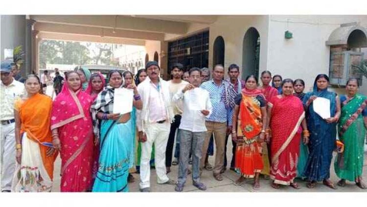 जनदर्शन में पहुंचे मोहल्लेवासी, 45-50 साल से निवासरत लोगों ने कलेक्टर को ज्ञापन सौंपकर किया पट्टा दिलाने की मांग