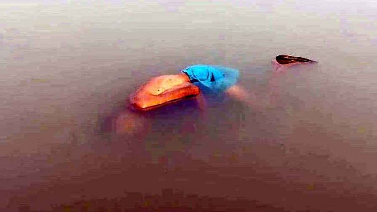 तालाब में तैरते मिली बुजुर्ग व्यक्ति की लाश, सिर पर चोट के निशान, हत्या या स्वाभाविक मौत?, पुलिस कर रही मामले की जांच