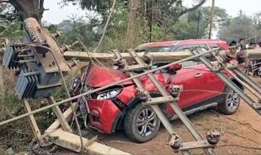 ट्रांसफार्मर से टकराई कार, बाल-बाल बचे PWD के सब इंजीनियर, पिकनिक मनाने जा रहे भाजपा महामंत्री की बस से भिड़ी Car