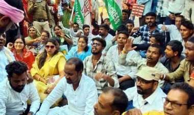 समर्थन मूल्य पर धान खरीदी, बेरोजगारी और बढ़ते अपराध और नशाखोरी के विरोध में कांग्रेसियों ने राजिम तहसील कार्यालय का किया घेराव