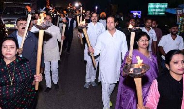 यूथ हब फूड कोर्ट बचाने विकास उपाध्याय ने निकाली विशाल मशाल रैली, कांग्रेस ने बीजेपी के वादाखिलाफी के खिलाफ प्रदेश में कई जगह किया धरना प्रदर्शन