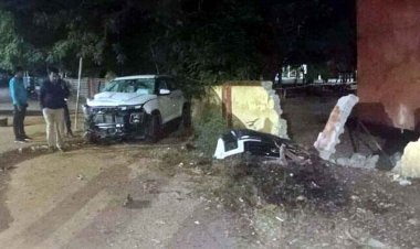 तेज रफ्तार कार और बाइक में जोरदार टक्कर, एक की मौके पर हुई मौत, दो घायल, हादसे का लाईव वीडियो आया  सामने, पसरा मातम