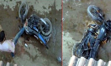 गाली-गलौच करने से मना करना युवक को पड़ा महंगा, बदमाश ने घर में घुसकर मोटरसाइकिल को किया आग के हवाले, आरोपी की तलाश रही पुलिस