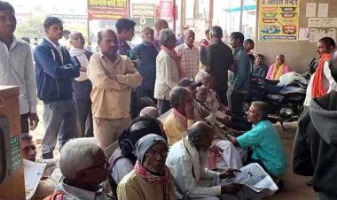 कम नहीं हो रही अन्नदाताओं की मुसीबत, बैंक में भुगतान के लिए पर्याप्त कैश नहीं, धान बेचने के बाद अब किसान पैसे के लिए लगा रहे चक्कर