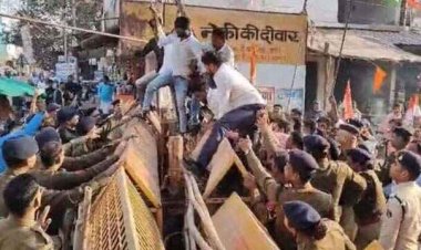 किसानों के हक के लिए कांग्रेसियों ने किया विरोध प्रदर्शन, कलेक्ट्रेट घेराव के लिए रवाना होने से पहले ही पुलिस ने तिरंगा चौक पर बेरिकेट्स लगाकर रोका