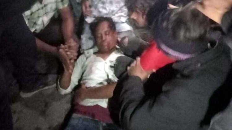 अज्ञात वाहन की चपेट आए ग्रामीण की मौत, ग्रामीणों ने किया चक्काजाम, ट्रक पलटी, टूटा बिजली खम्भा, रात 3 बजे से लाइट बंद