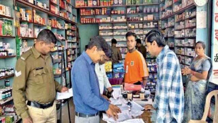 शहर के 30 मेडिकल स्टोर्स में छापा, चार दुकानों में मिली नशीली दवाइयां, 6 महीने में 33 के लाइसेंस निलंबित, पांच के निरस्त