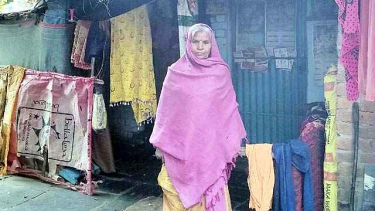 बुजुर्ग आदिवासी दंपति को अब तक नहीं मिला आवास योजना का लाभ, परिवार झोपड़ी में गुजर बसर करने को मजबूर