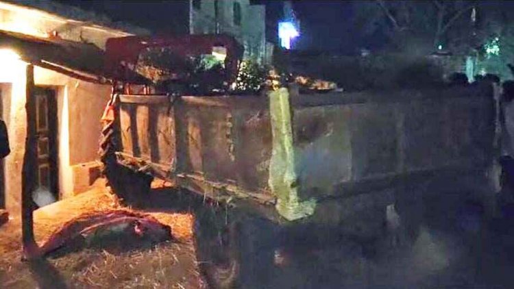 अनियंत्रित होकर पलटा ट्रैक्टर, चक्के में जा घुसा ड्राइवर, मौके पर ही युवक की मौत, गांव में पसरा मातम, पेड़ से टकराया वाहन, चालक की गई जान