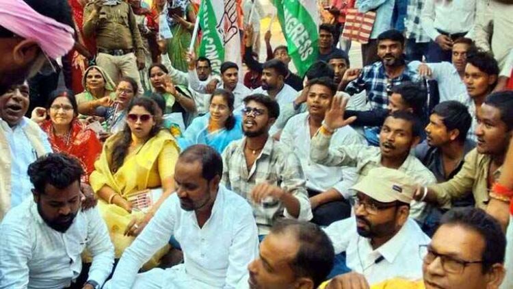 समर्थन मूल्य पर धान खरीदी, बेरोजगारी और बढ़ते अपराध और नशाखोरी के विरोध में कांग्रेसियों ने राजिम तहसील कार्यालय का किया घेराव