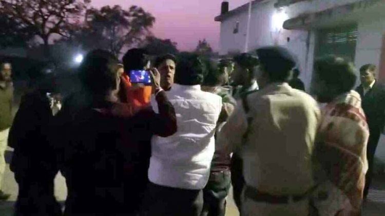 कबीरधाम में रिश्वत को लेकर प्रदर्शन, ABVP कार्यकर्ताओं ने किया SDM का कॉलर पकड़कर झूमाझटकी, घटना का वीडियो आया सामने