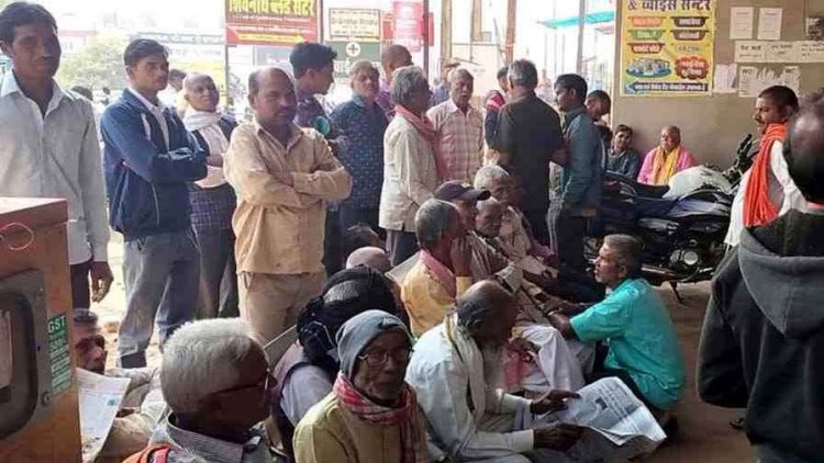 कम नहीं हो रही अन्नदाताओं की मुसीबत, बैंक में भुगतान के लिए पर्याप्त कैश नहीं, धान बेचने के बाद अब किसान पैसे के लिए लगा रहे चक्कर