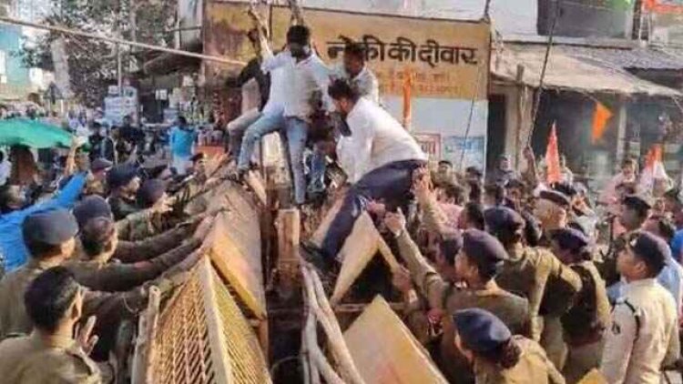 किसानों के हक के लिए कांग्रेसियों ने किया विरोध प्रदर्शन, कलेक्ट्रेट घेराव के लिए रवाना होने से पहले ही पुलिस ने तिरंगा चौक पर बेरिकेट्स लगाकर रोका