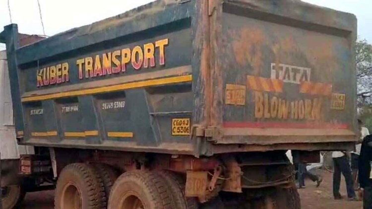 स्कूल से घर जा रहे 6वीं के छात्र को डंपर ने मारी ठोकर, मौके पर मासूम बच्चे की दर्दनाक मौत, आक्रोशित ग्रामीणों ने शव सड़क पर रखकर किया चक्काजाम