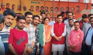 सड़क समस्या को लेकर ग्रामीण परेशान, पंचायत चुनाव से पहले निर्माण कार्य शुरु करने केंद्रीय राज्य मंत्री को ज्ञापन सौंपकर लगे इंसाफ की गुहार