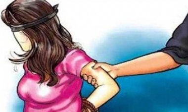 स्कूली छात्रा से अश्लील छेड़खानी, परिजन और व्याख्याता से चौकी प्रभारी ने किया दुर्व्यवहार, एसपी से शिकायत के बाद हिरासत में नाबालिग आरोपी