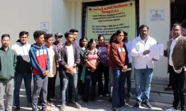 पूर्व छात्र नेता के नेतृत्व में परीक्षा नियंत्रक का घेराव, पीजी छात्रों ने बताई समस्याएं, नियंत्रक ने कहा- समय सारिणी पर करेंगे विचार
