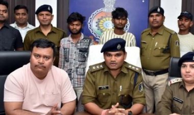 मामूली विवाद पर मड़ई घुमने गए युवक पर चाकू से ताबड़तोड़ हमला, मौत के बाद फरार दो नाबालिग समेत चार आरोपियों को पुलिस ने किया गिरफ्तार