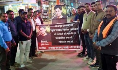 पत्रकारों ने कैंडल जलाकर दी श्रद्धांजलि, प्रेस क्लब में आपात बैठक और मौन जुलूस, नारेबाजी कर सौंपा ज्ञापन, सुरक्षा कानून जल्द लाने की मांग