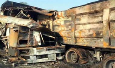 डीजल से भरा टैंकर और ट्रेलर के बीच जोरदार टक्कर, चालक और हेल्पर समेत तीन लोग जिंदा जले, दमकल की ​​​​​​​6 गाड़ियों ने पाया आग पर काबू