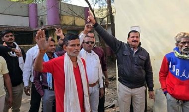 80 टन राख का पहाड़ गिरा, 1 मजदूर की मौत, 5 लापता, मालिक और मैनजर फरार, मुआवजे और सुरक्षा की मांग पर अड़े परिजन, शव लेने से इंकार