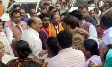 छत्तीसगढ़ के दो कैबिनेट मंत्री राम विचार नेताम और लखनलाल देवांगन के काफिले को हजारों महिलाओं ने रोका, पुलिस को करना पड़ा हल्का बल प्रयोग