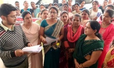 16 सूत्रीय मांगों को लेकर आंगनबाड़ी कार्यकर्ताओं ने मुख्यमंत्री के नाम कलेक्टर को सौंपा ज्ञापन, कहा- महतारी वंदन योजना में बनाया जा रहा शिकार
