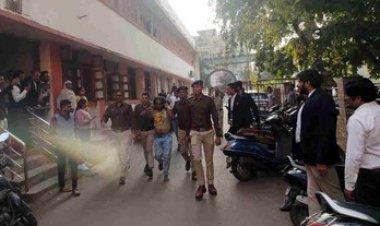 मंदिर में पूजा कर रहे कैंसर पीड़ित सीनियर वकील पर जानलेवा हमला, गिरफ्तार आरोपी को कोर्ट में आक्रोशित वकीलों ने की जमकर पिटाई, अजय गिरफ्तार