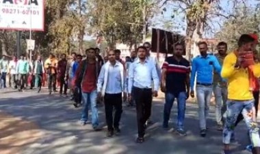 गरियाबंद जिला में सड़क के टूटे पुल के पुनर्निर्माण की मांग को लेकर कलेक्टर से मिलने पहुंचे ग्रामीण, चुनाव बहिष्कार की दी चेतावनी