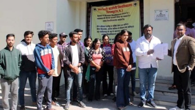 पूर्व छात्र नेता के नेतृत्व में परीक्षा नियंत्रक का घेराव, पीजी छात्रों ने बताई समस्याएं, नियंत्रक ने कहा- समय सारिणी पर करेंगे विचार