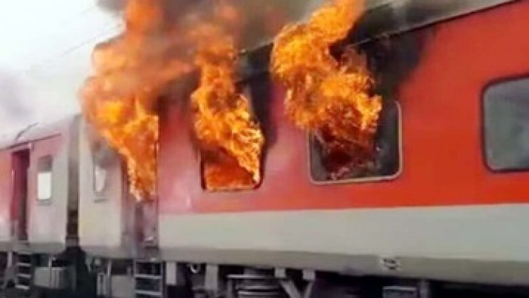 ट्रेन के AC 3 टियर बोगी में लगी भीषण आग, मौके पर पहुंची फायर टीम, दुर्ग स्टेशन के पास मचा हड़कंप, कारण अज्ञात, होगी जांच