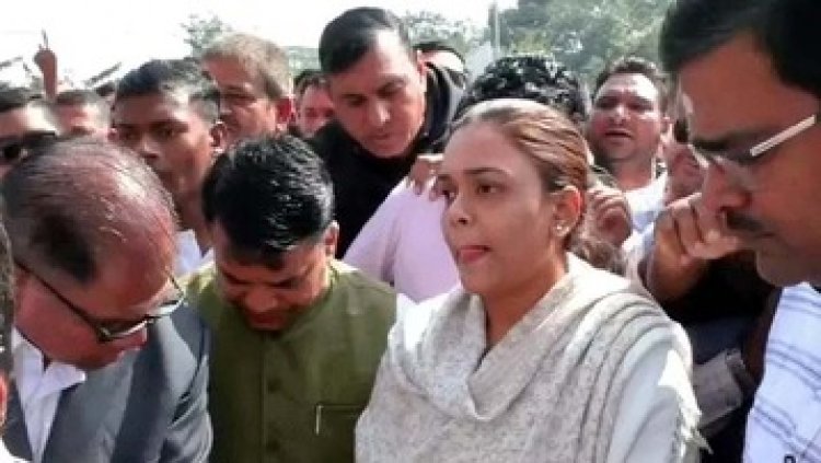 बीजेपी नेता के होटल में तोड़फोड़, ओडिशा के पूर्व मंत्री के बेटे सहित 27 लोगों को हिरासत में लिया फिर FIR दर्ज होने के कुछ देर बाद छोड़ा