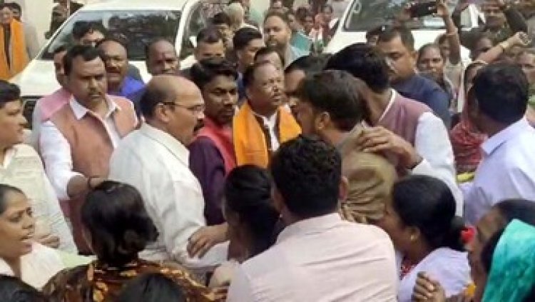 छत्तीसगढ़ के दो कैबिनेट मंत्री राम विचार नेताम और लखनलाल देवांगन के काफिले को हजारों महिलाओं ने रोका, पुलिस को करना पड़ा हल्का बल प्रयोग