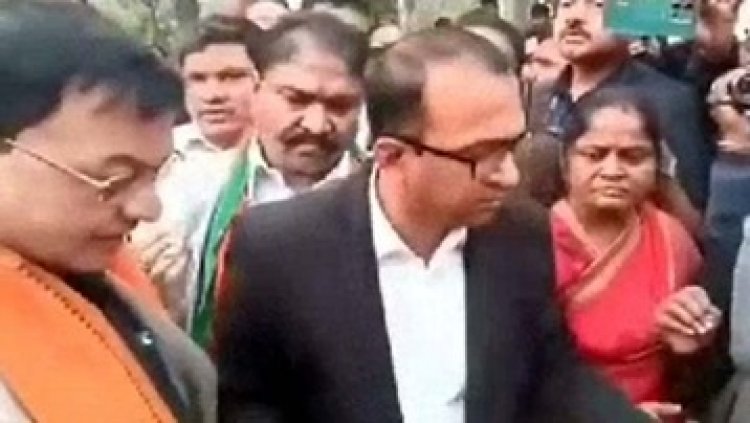 40 हजार औरतें करोड़ों की ठगी का हुई शिकार, मंत्रियों से जवाब तलब करने वाली महिलाओं के खिलाफ दर्ज हो गई एफआईआर, की जा रही पहचान